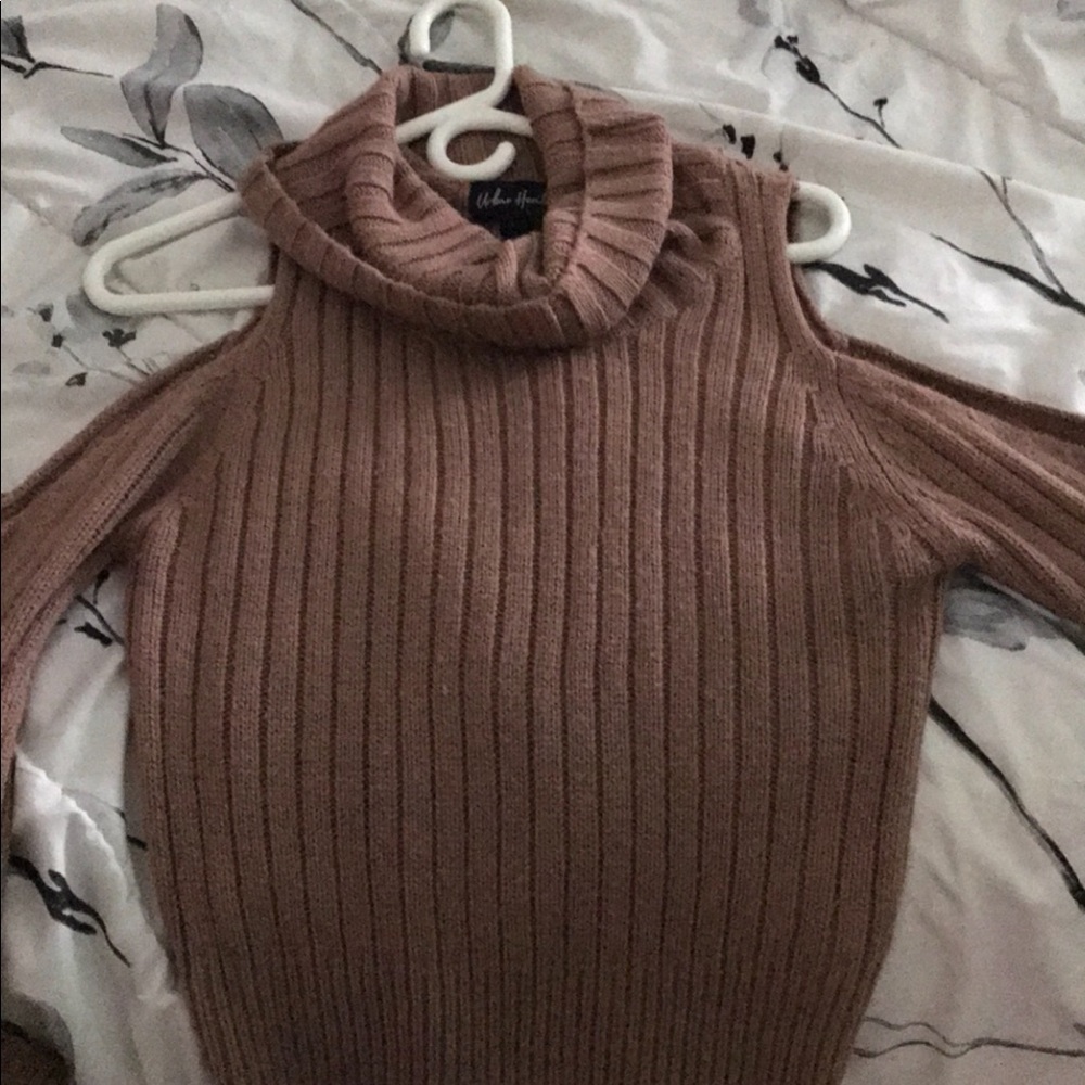 Shoulderless sweater